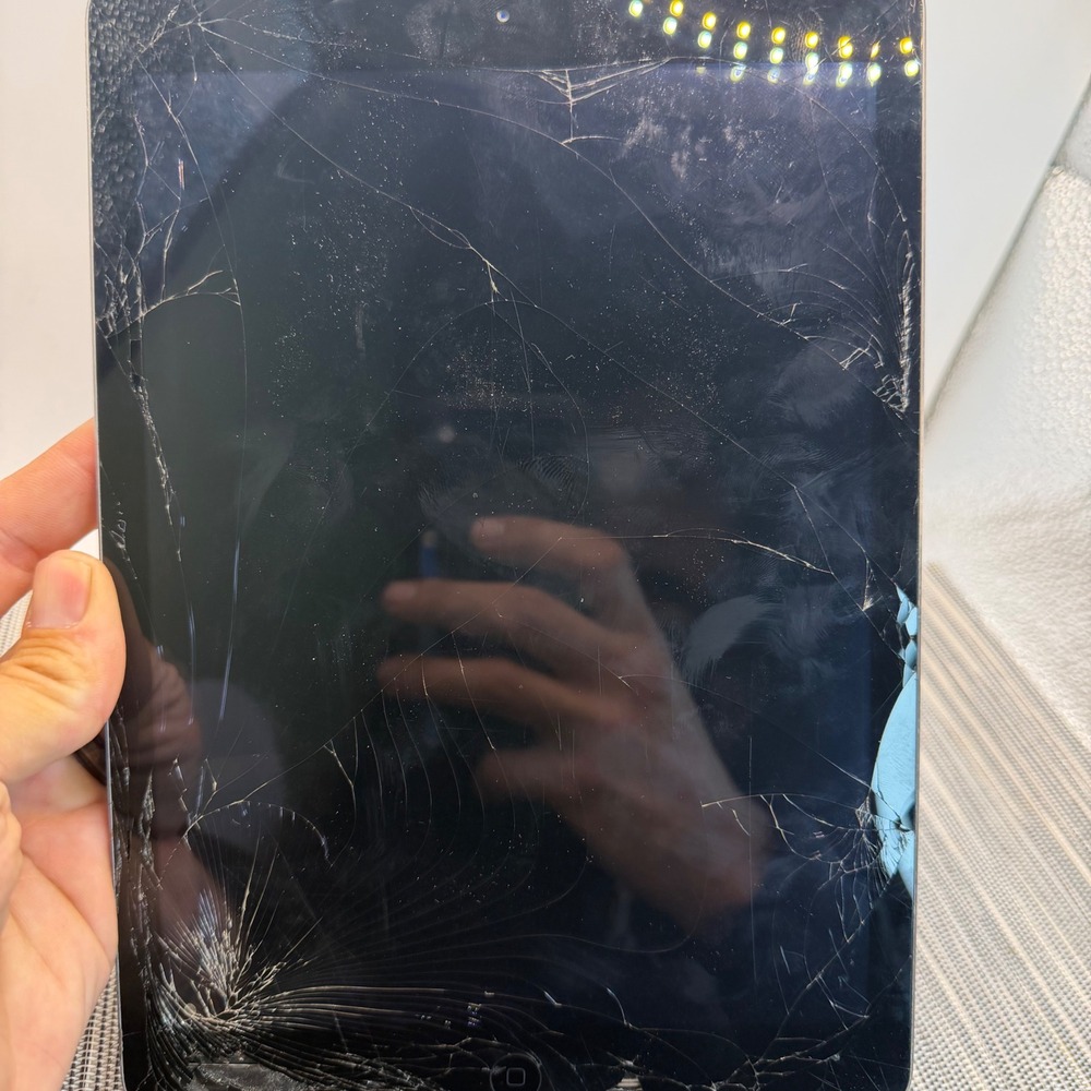 Apple iPad Air 1st Gen A1475 Space‎ Gray 9.7" WiFi Cellular CRACKED FOR PARTS